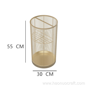 Cubo de paraguas empapado de malla de hierro